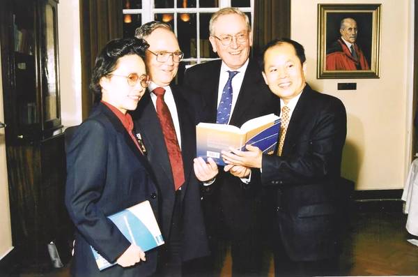 孙大文在第一本专著发行仪式上与时任中国驻爱尔兰大使张小康等在一起.jpg