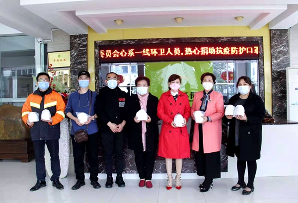 2月13日下午柳州致公党员陆威骥（左二）通过升禾环保公司捐赠400个口给一线环卫个人_副本.jpg