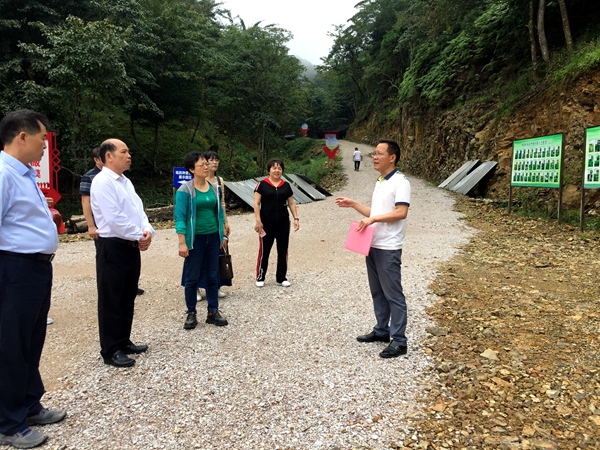 课题组在金秀圣康生态农业开发有限公司香草岭瑶药种植示范基地调研_副本.jpg