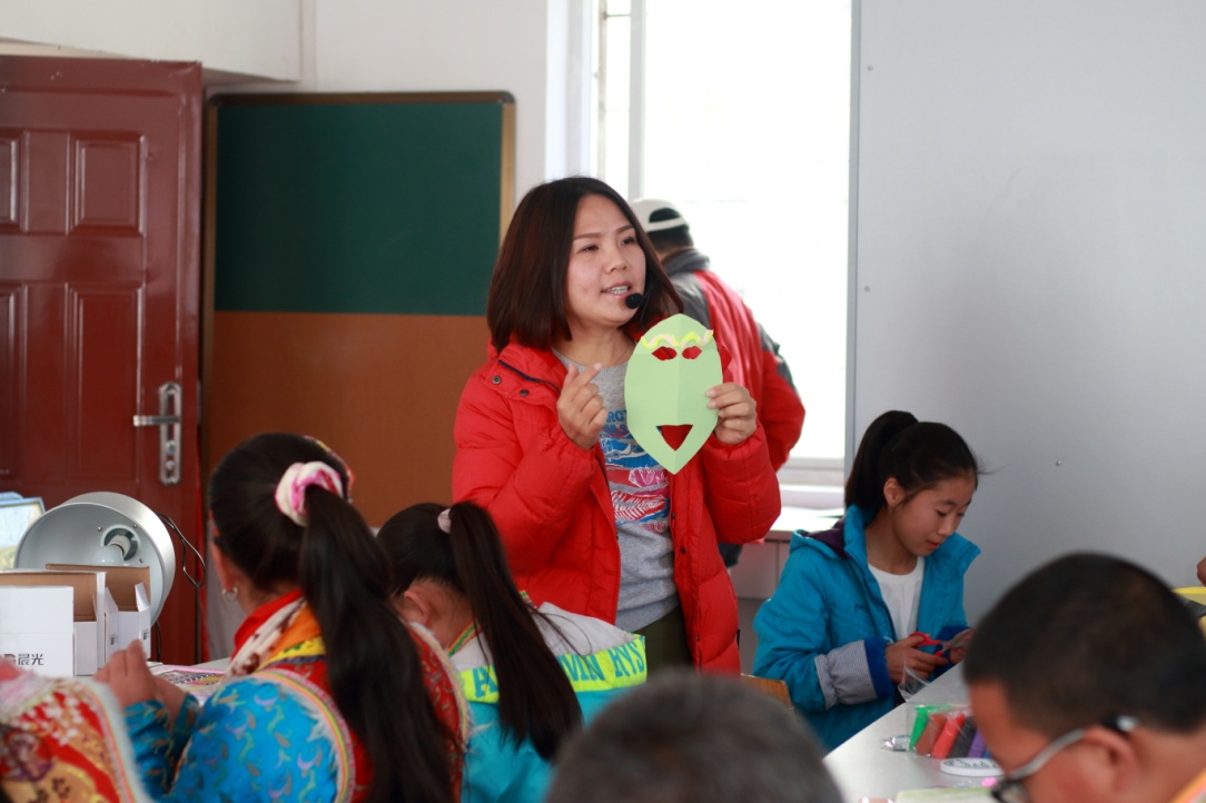 5.杨慧老师教孩子们制作藏戏面具