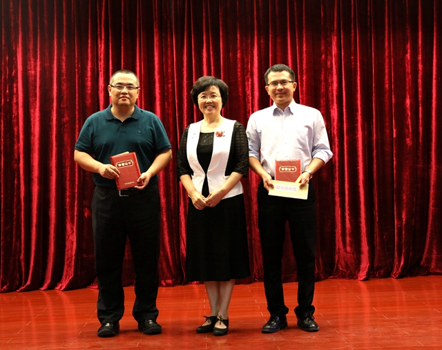 陈怡霓向获奖基层代表颁奖 陈怡霓向获奖基层代表颁奖