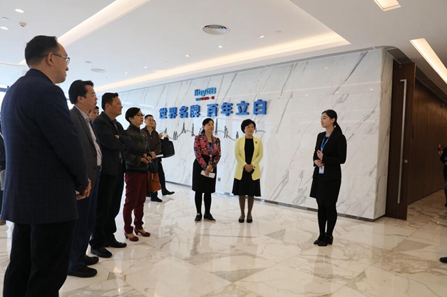听取立白集团介绍企业发展情况1