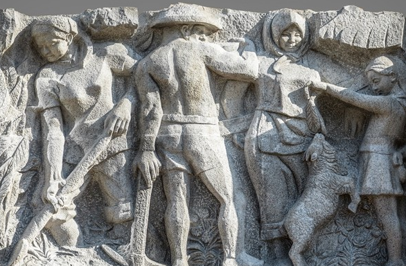 《过去、现在、未来》局部(梅州城市雕塑)