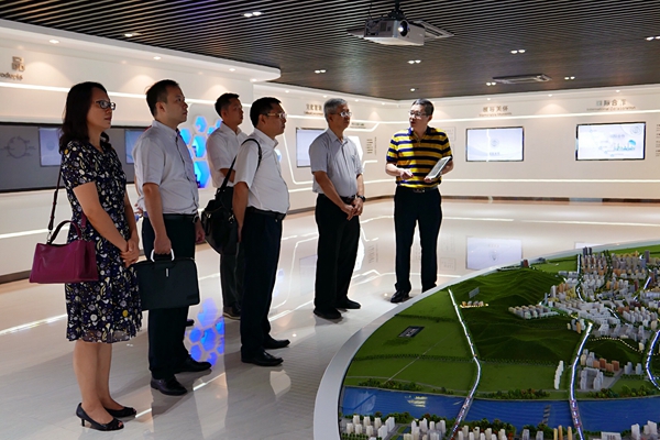 调研组了解火炬区健康基地发展情况