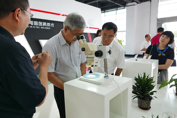 调研组了解留学报国基地的企业项目