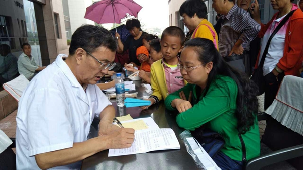 医疗队紧张有序地开展活动