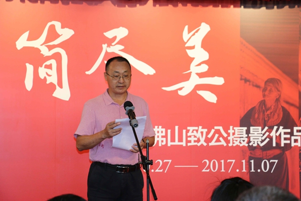 李国荣介绍摄影展情况