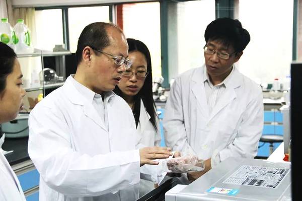 在研究“-1度微波解冻技术”过程中,孙大文正在指导实验