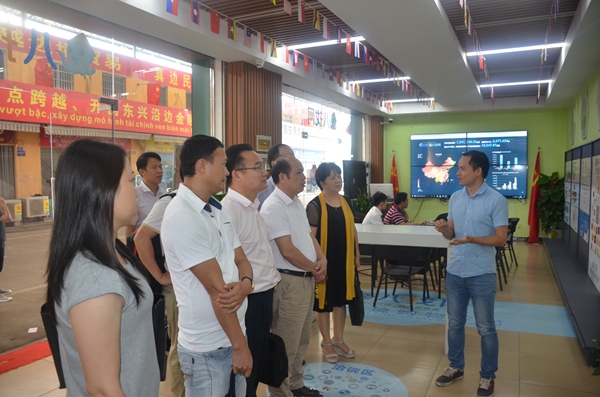 调研组在东兴市八找网考察_副本.jpg