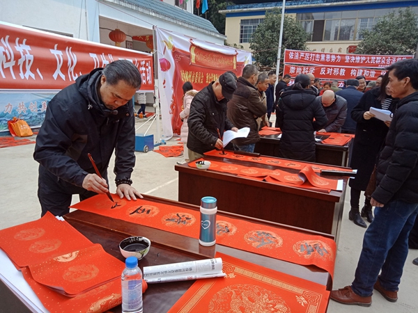 3.致公党柳州市委会到融水县四荣乡开展文化惠民活动.jpg