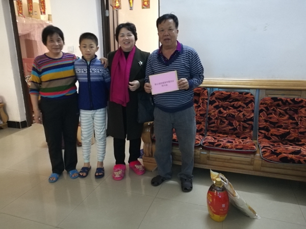 覃兰花副主委慰问高龄老党员.jpg