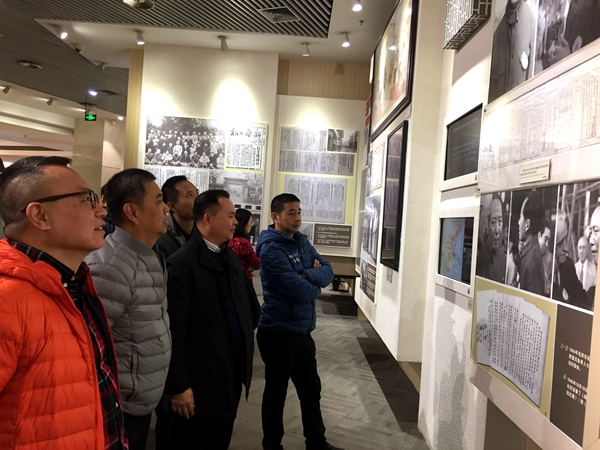 观看中共重庆市委统战部举办的“光辉的历程 伟大的成就——庆祝新中国成立70周年暨中国共产党领导的多党合作和政治协商制度确立70周年主题展览”。 - 复件_副本.jpg