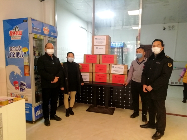 2月5日,龙州县紫苑蛋糕坊为防控一线捐赠面包_副本.jpg