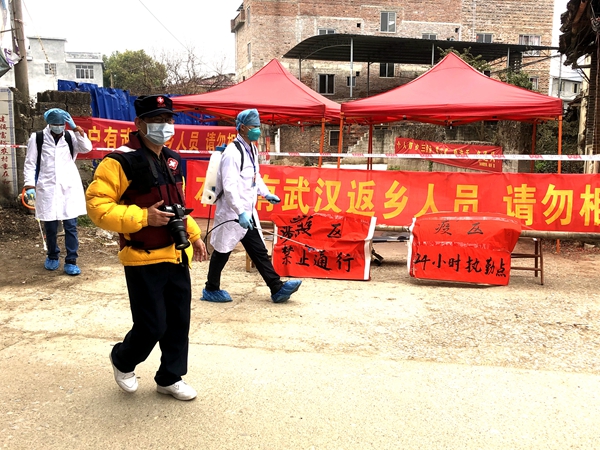 致公党员李宇在疫点做报道_副本.jpg