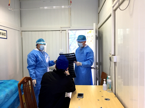 致公党党员在南宁市第二人民医院抗击疫情的第一线（左为致公党党员、二医院急诊科主任莫诚航、右为发热门诊主任潘志刚）_副本.jpg