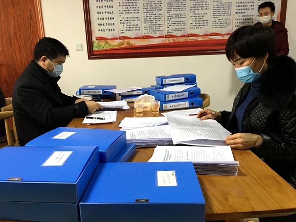 张玉蓉（右）检查台账记录_副本.jpg