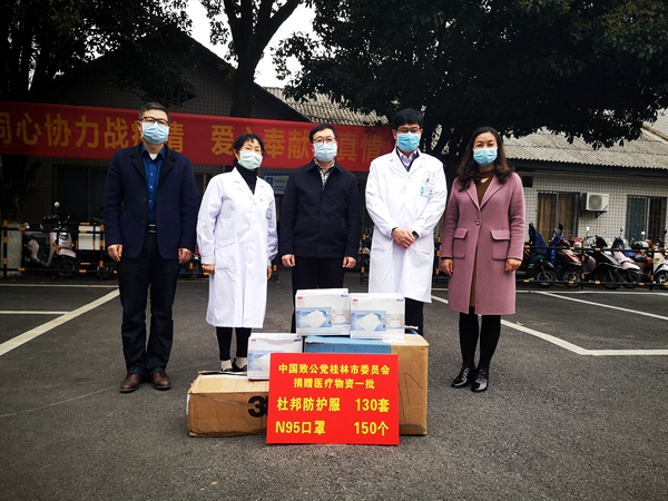 谢永功主委（中）代表市委会捐赠医疗物资给南溪山医院支部_副本.jpg