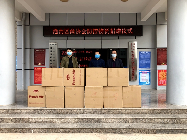 2月24日港南区商会向港南区疾控中心捐赠2.5万只口罩，价值10万元。图中间为罗仲广_副本.jpg