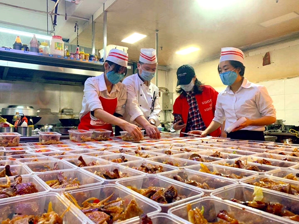 备餐中的工作人员_副本.jpg