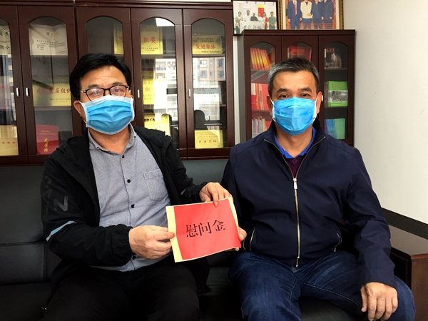慰问致公党百色市基层委主委农锷_副本.jpg
