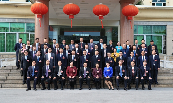 政协第五届贺州市委员会常务委员合影_副本.jpg