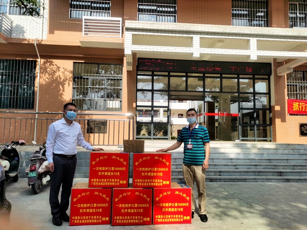 庄银锋（左）为广西华侨学校捐赠防疫物资，助力“复学复课”工作_副本.jpg