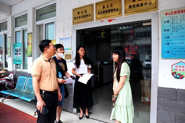 督查组在象山区少年活动中心认真听取情况介绍_副本_副本.jpg
