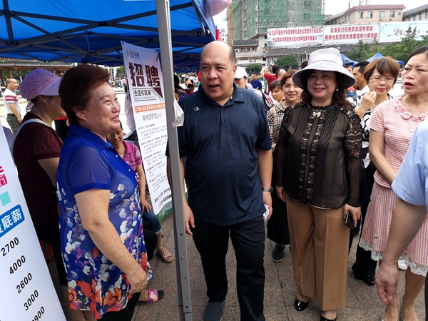 中共柳州市委统战部部长向军亲临致公党服务点了解升禾环保公司招工情况_副本.jpg