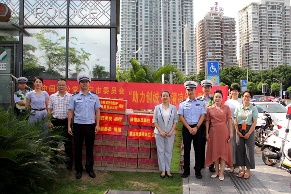 7月21日，致公党南宁市委会开展“助力创城  送清凉送口罩”活动，慰问交警七大队执勤交警（文涛摄）_副本.jpg