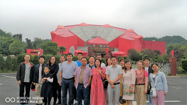 党员在湘江战役纪念馆前合影_副本.jpg