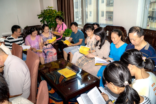 图为致公党教育总支组织全体党员于9月26号上午集中专题学习致公党北海市委会编印的《党员学习手册》2_副本.jpg