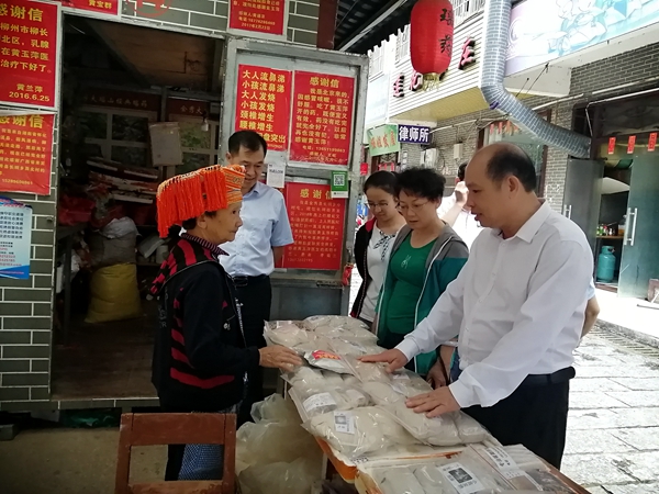 课题组在金秀县瑶药一条街调研_副本.jpg