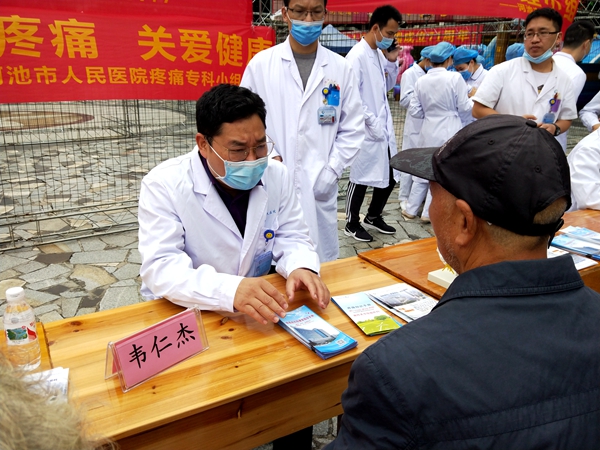 致公河池市委员会委员、河池市人民医院副院长韦仁杰现场问诊_副本.jpg
