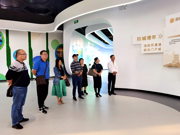 调研组在防城港城市之窗参观_副本.jpg
