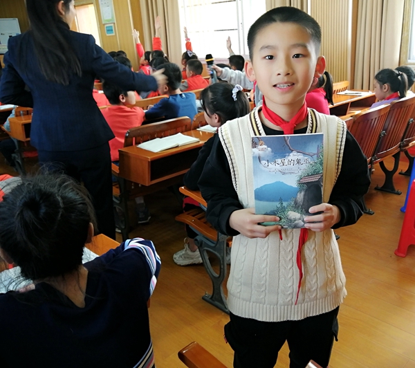 4、得到梁安早老师赠送的书，孩子们很高兴_副本.jpg