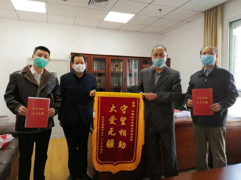 发锦旗1.jpg
