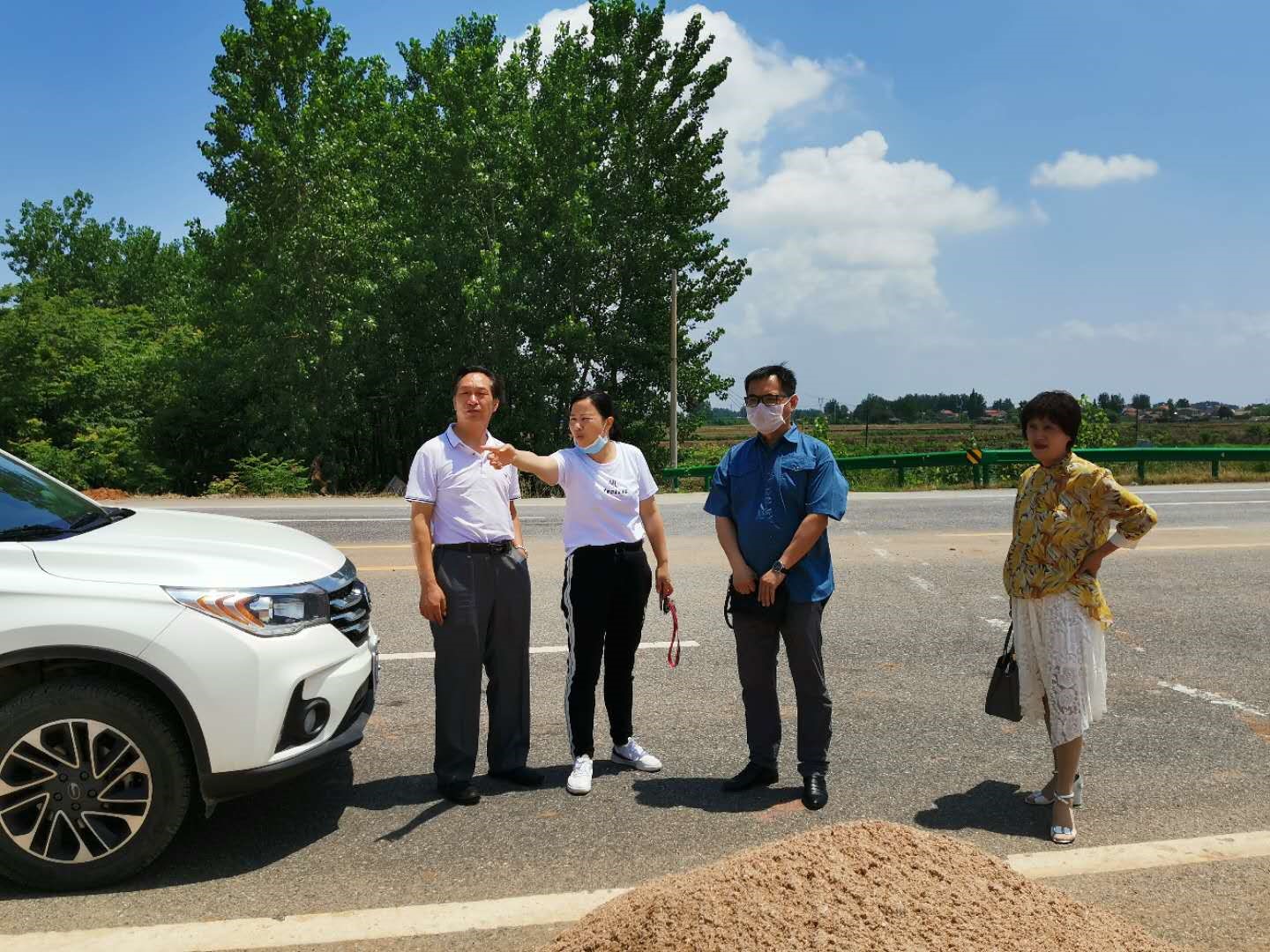 熊鹰招商引资.jpg