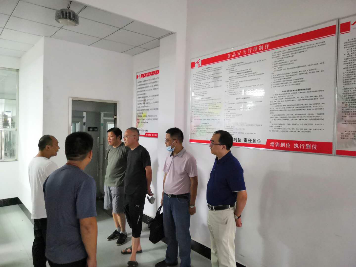 0825 鄂城区领导走访党员企业.jpg