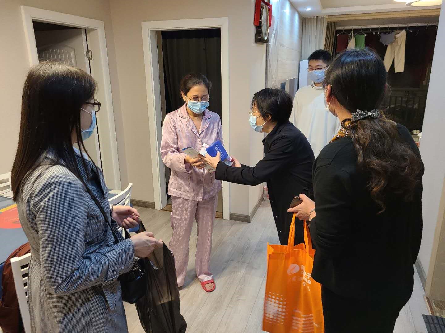 0921看望新冠病人2.jpg