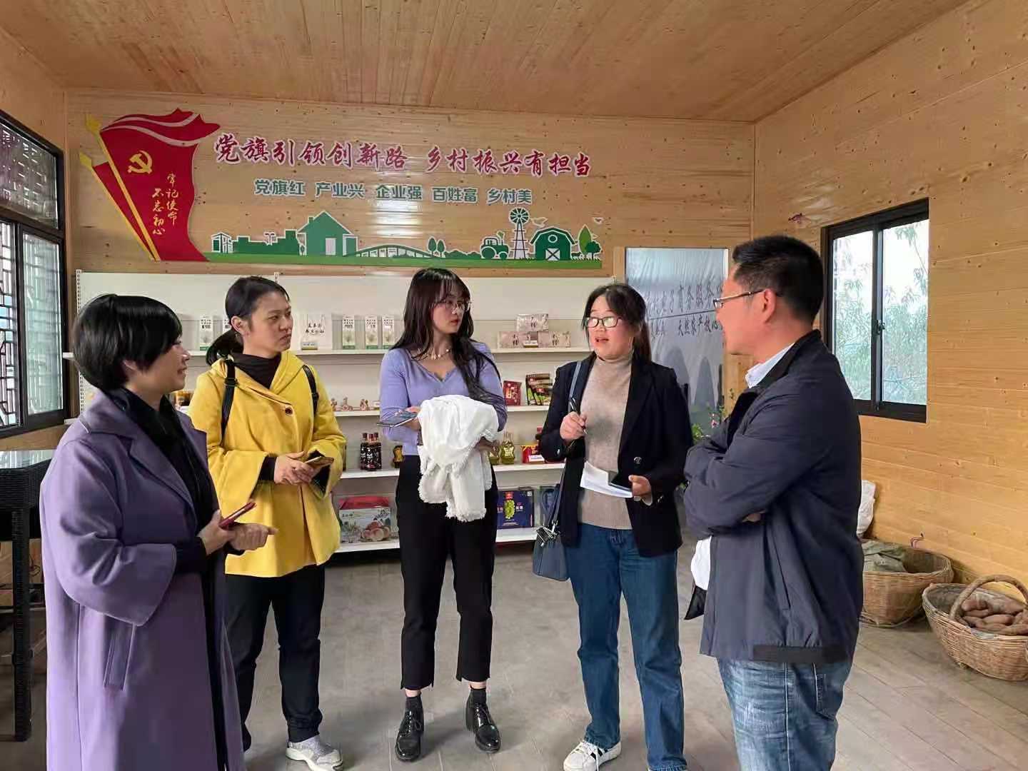 致公党襄阳市委专职副主委胡婧带队调研智慧农业.jpg