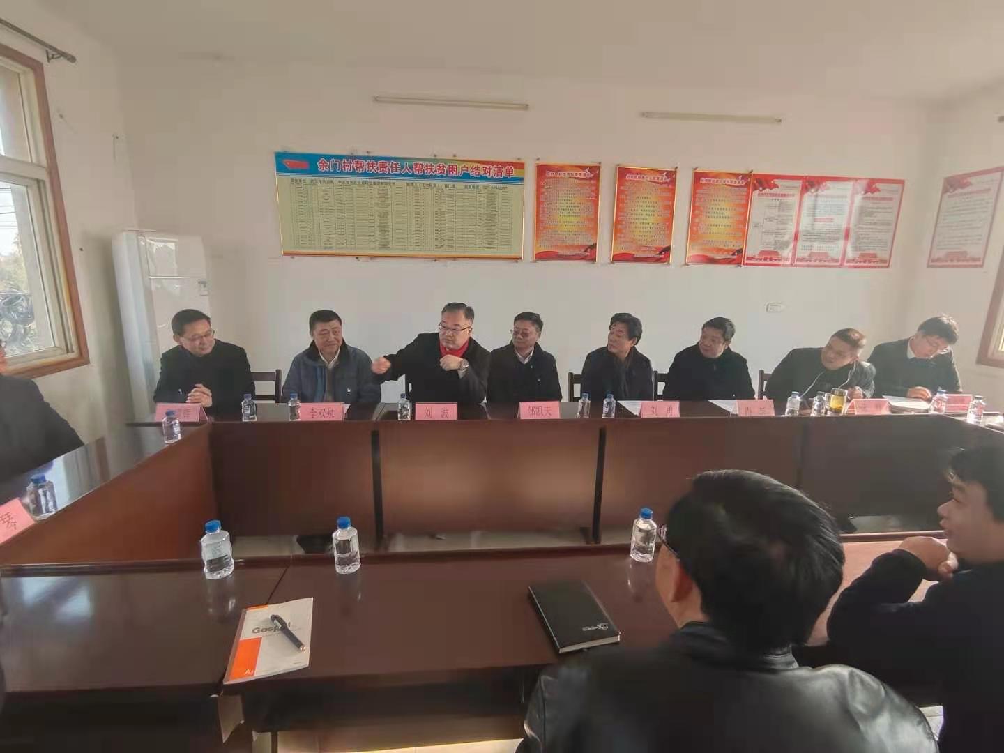 省直工委班子成员与武汉中央商务区集团领导走访慰问贫困户20201229之2.jpg