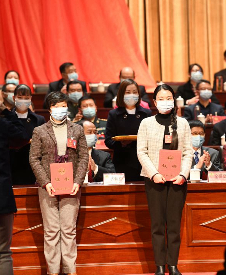 赵世梅领奖.jpg
