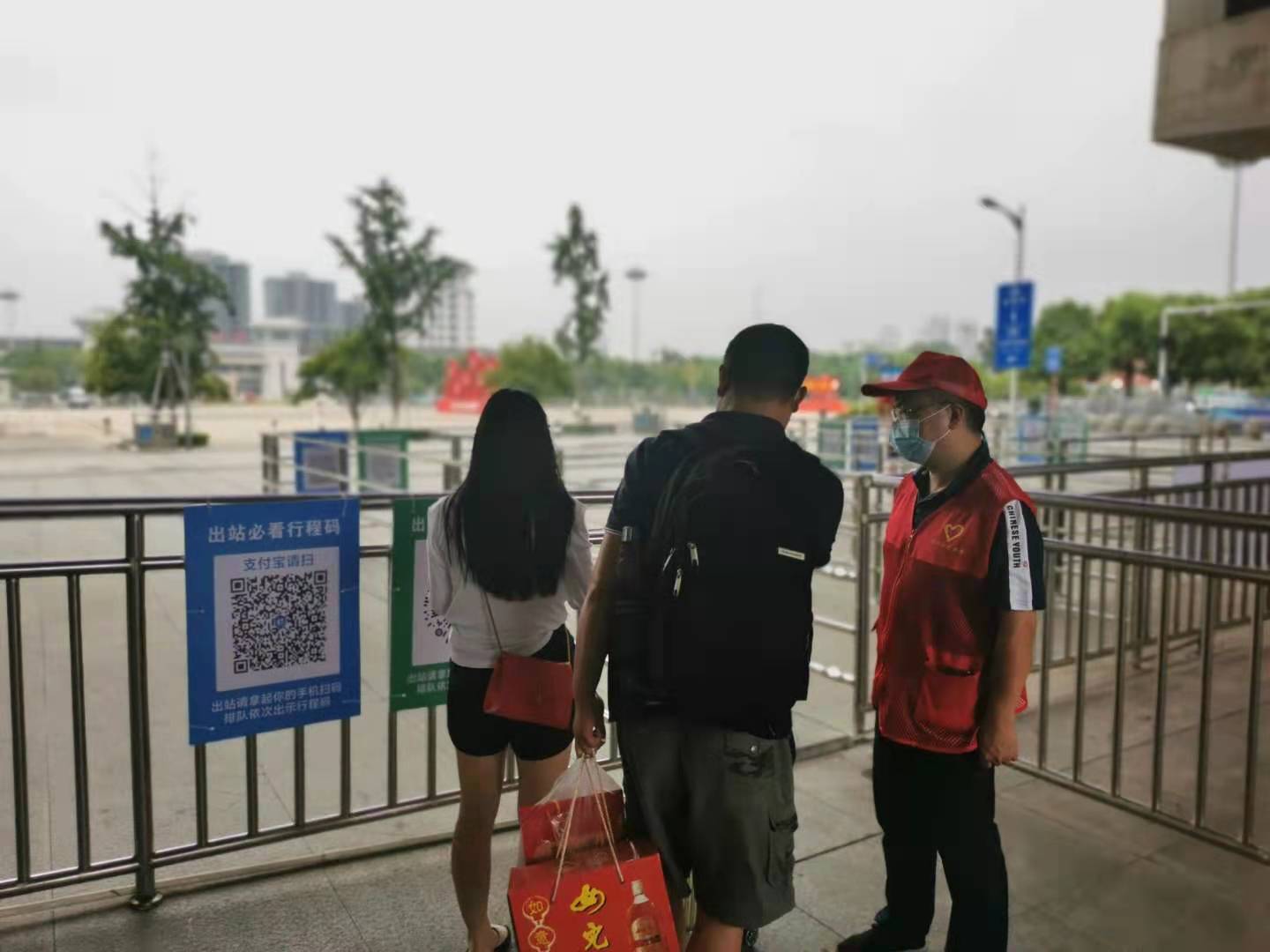 严浩火车站值守，指导乘客扫行程码2.jpg