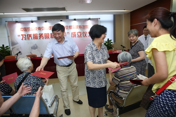 向归侨、侨眷属们发放“爱心卡”1_副本.jpg