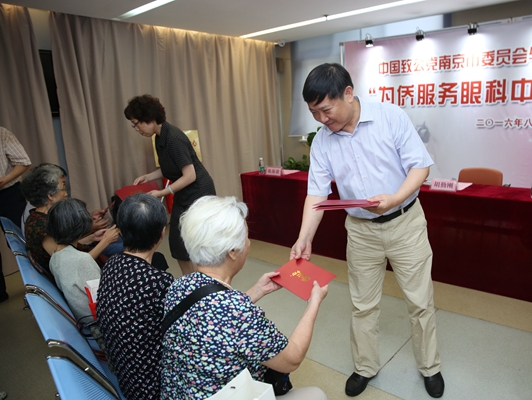 向归侨、侨眷属们发放“爱心卡”2_副本.jpg