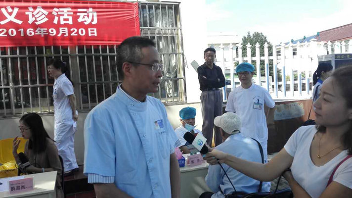 周炳荣主任介绍记者采访.jpg