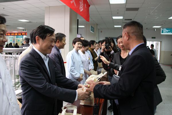 1477292557793850.jpg 胡主委向当地群众赠药.jpg