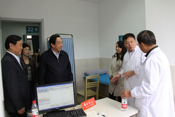 1477292602123113.jpg 胡主委与盐城总支邹主委看望义诊中的曾逸文、蔡永东主任.jpg
