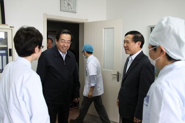 1477292686760715.jpg 胡主委与盐城总支邹主委看望义诊中的季彤、章以娴主任.jpg