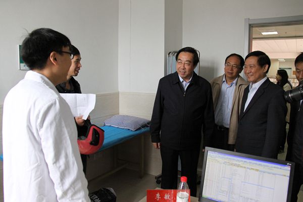 1477292726485699.jpg 胡主委与盐城总支邹主委看望义诊中的李敏主任.jpg